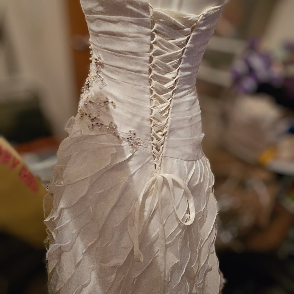 Strapless Lace-Up Corset Wedding Dress | Ruffle Skirt & Beaded Appliqué | Size 6